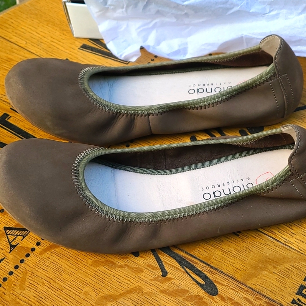 * Blondo waterproof flats